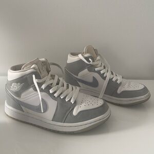 Nike Air Jordan 1 Mid GS Wolf Grey 6Y | Fits Women’s 7–7.5 | BQ6472-105